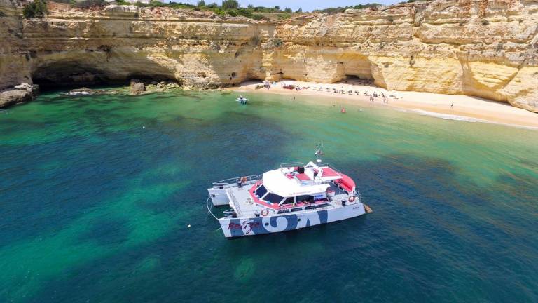 Depuis Albufeira Tour En Catamaran Des Grottes Du Benagil Avec Barbecue Sur La Plage Et Bar Ouver