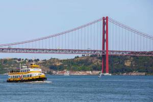 On this boat we offer you a different perspective of the city, that grows from the Tagus in a amphitheatre of 7 hills.