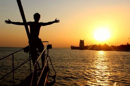 Lissabon: 2-Stündige Sonnenuntergangsfahrt Mit Dem Vintage Sailboat