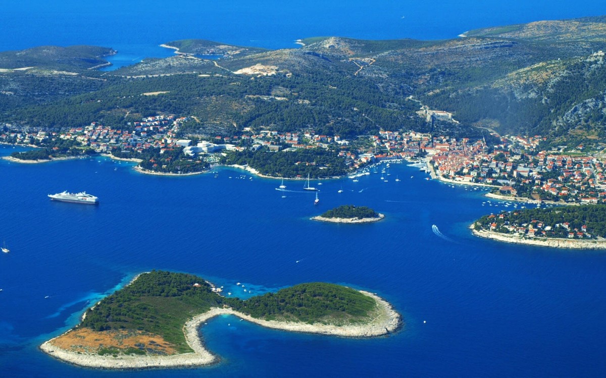 Îles Pakleni - Traveling Around Hvar, Croatia | experitour.com