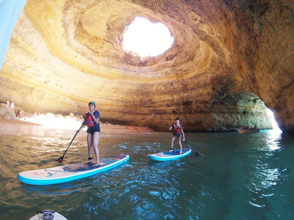 The stand-up-paddle tours are guided by a professional athlete.