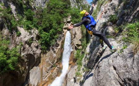 Pratique De Canyoning Extrême Sur La Rivière Cetina, Croatie
