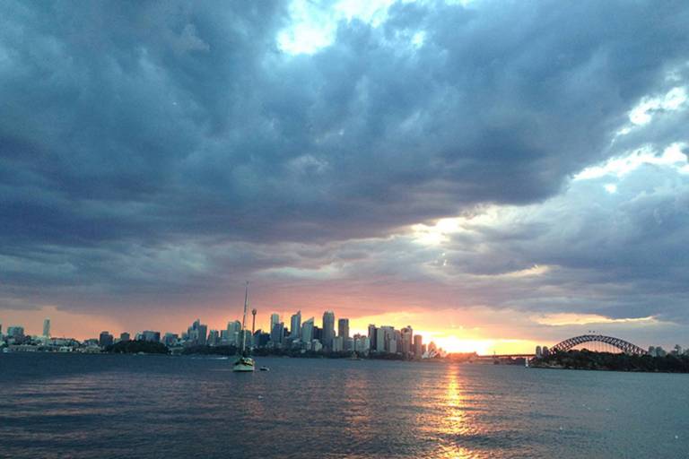 Croisière Au Coucher Du Soleil Dans Le Port De Sydney Sur Le Catamaran à Voile