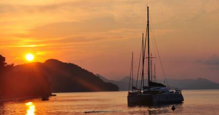 De Dubrovnik: Croisière Au Coucher Du Soleil De 4 Heures En Catamaran À Voile Sur Les Îles Elaphites
