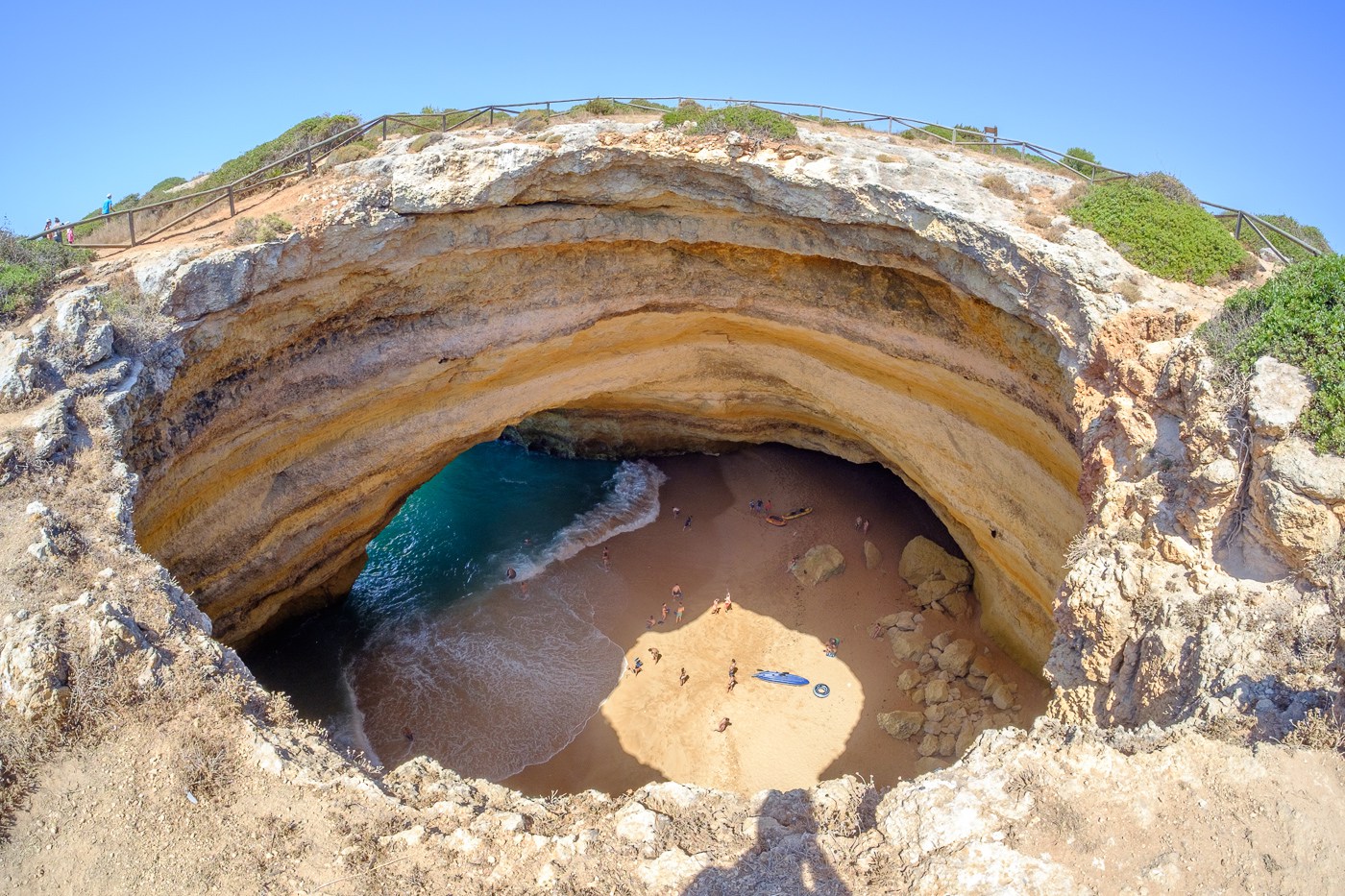 Você pode andar por cima da gruta de Benagil e ver sua praia escondida do buraco. Este tipo de caverna marinha aberta é chamada Algar.