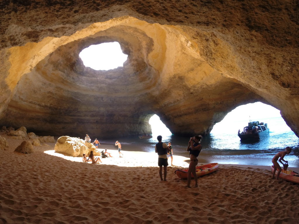 A gruta do Benagil possui duas entradas por mar e um buraco no topo, por onde se pode observar por terra.