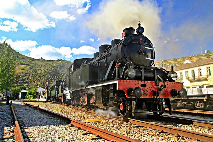 Historical Train With A Douro Cruise