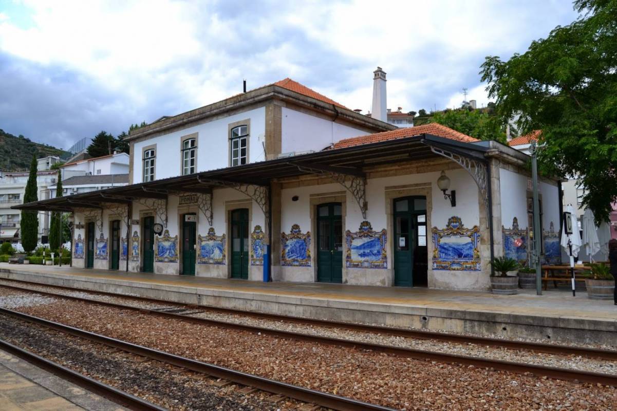 Historical Train With A Douro Cruise