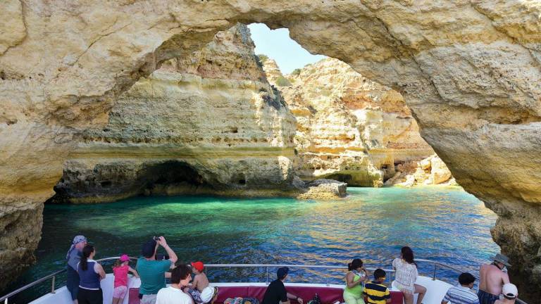 Depuis Albufeira Tour En Catamaran Des Grottes Du Benagil Avec Barbecue Sur La Plage Et Bar Ouver