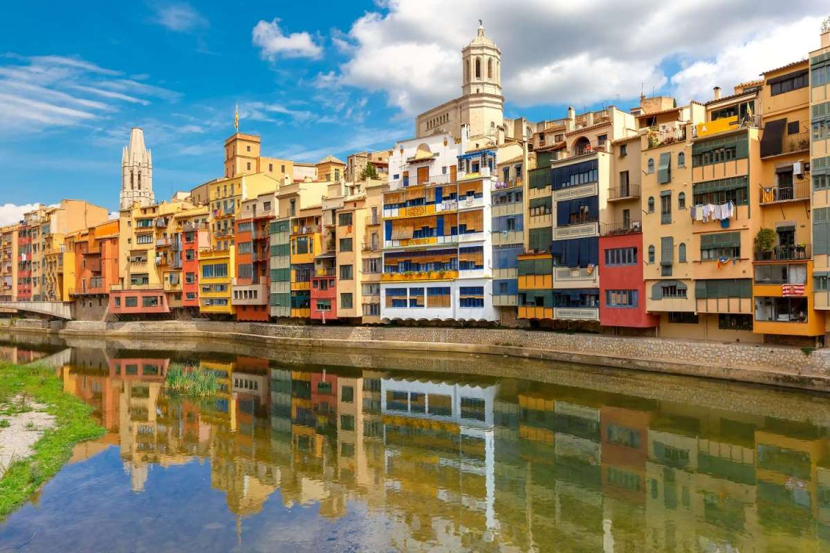 From Barcelona: Excursion To Girona By Luxurious Bus At Your Own Pace