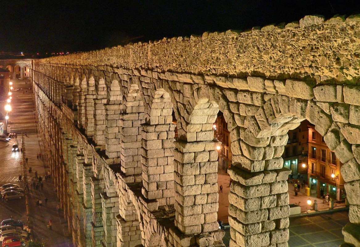 Madrid: Tour To Toledo And Segovia In Luxury Bus + Fast-Track Entry To The Alcázar & Picnic