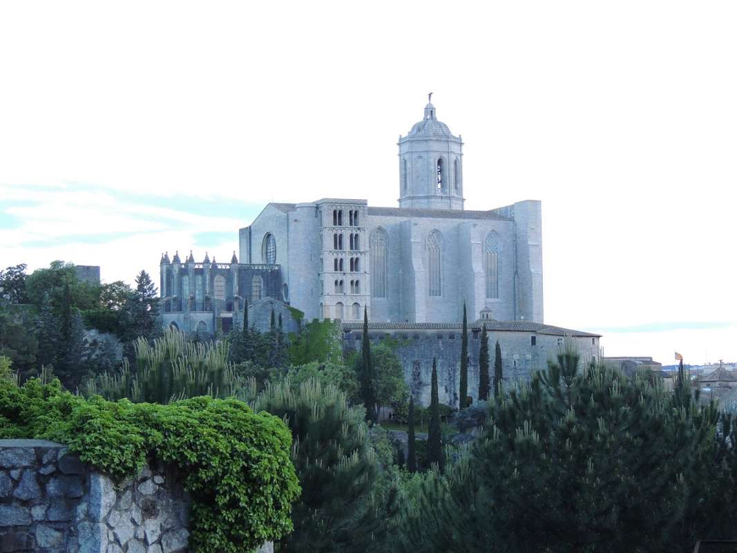 From Barcelona: Excursion To Girona By Luxurious Bus At Your Own Pace
