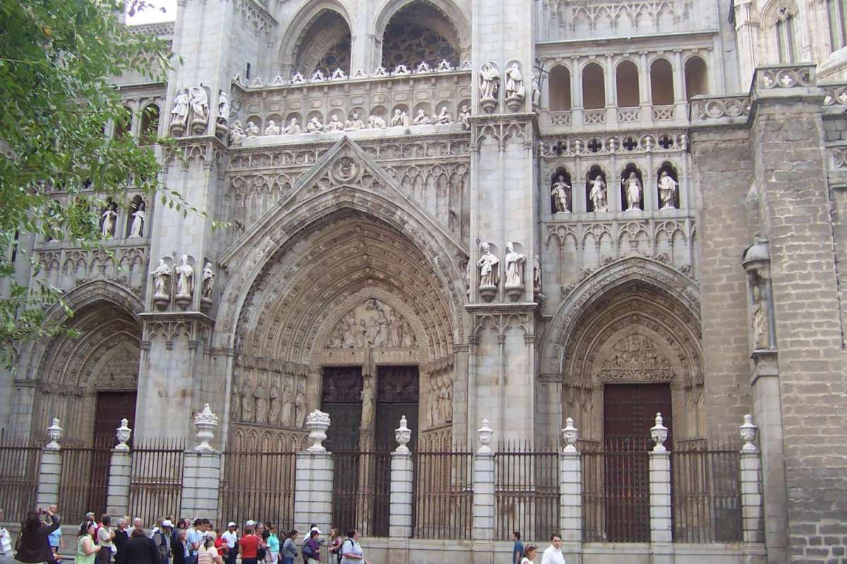 Madrid: Tour To Toledo And Segovia In Luxury Bus + Fast-Track Entry To The Alcázar & Picnic