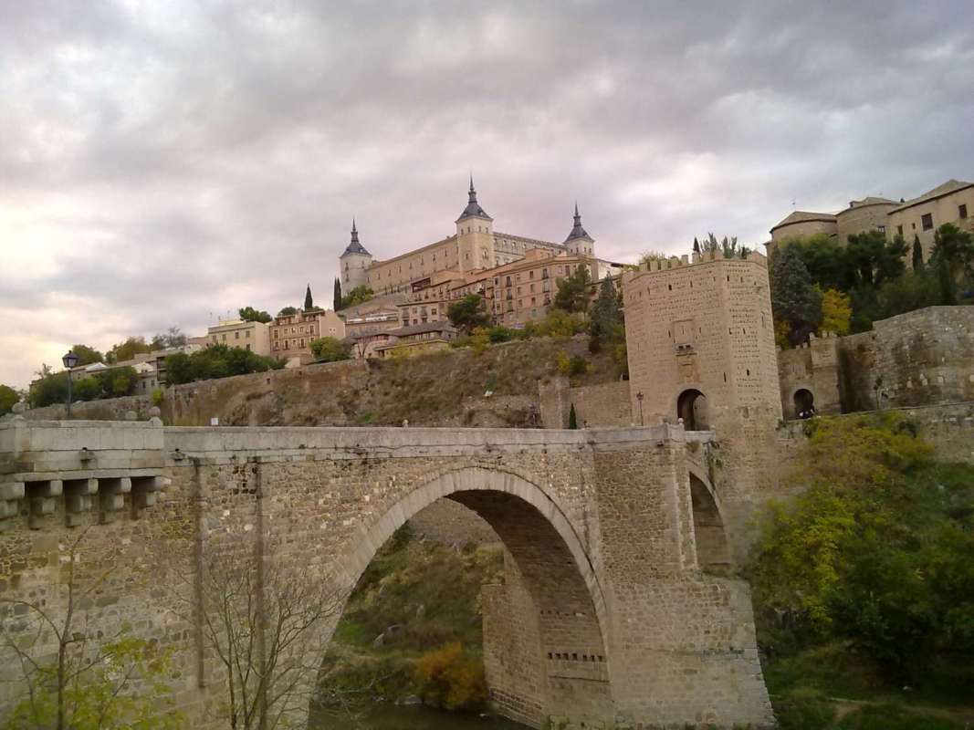 Madrid: Tour To Toledo And Segovia In Luxury Bus + Fast-Track Entry To The Alcázar & Picnic