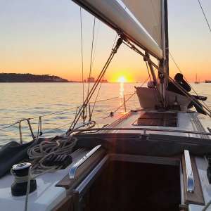 Our Queen Mary III sailboat is approximately 12m long, with all the amenities of ocean sailboats, for your comfort and joy.