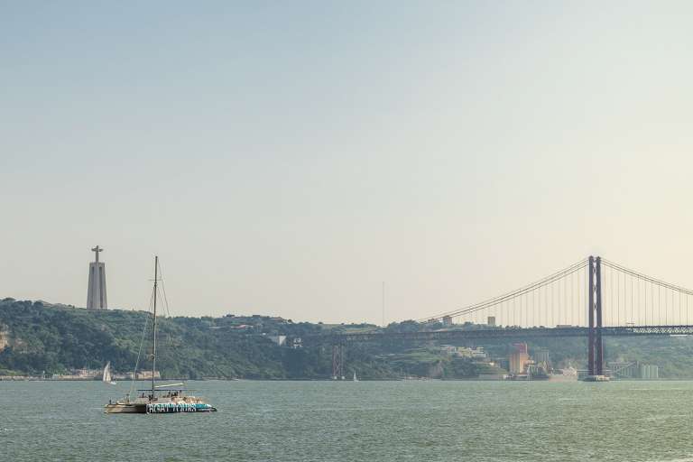 Lisbonne Visite Au Coucher Du Soleil Pendant 2 Heures Sur Un Catamaran à Voile Sur Le Tage