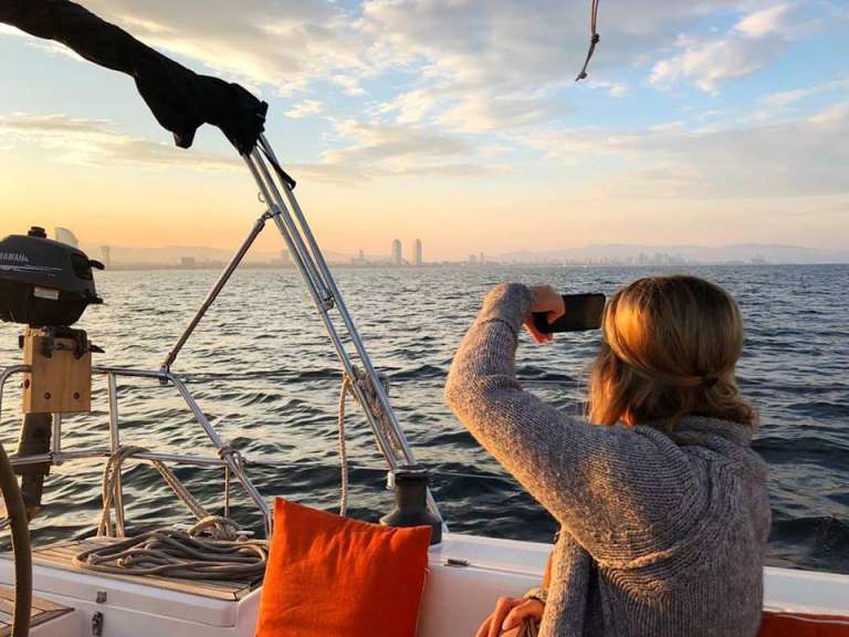 Tour Au Coucher Du Soleil De 2 Heures Sur Un Voilier à Barcelone