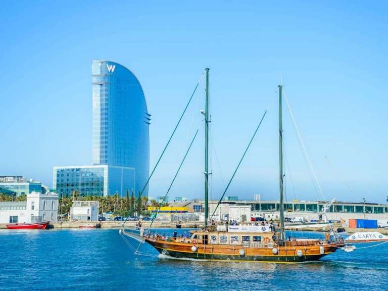 Barcelone Visite à Pied En Petit Groupe Avec Vol En Hélicoptère Et Promenade En Bateau