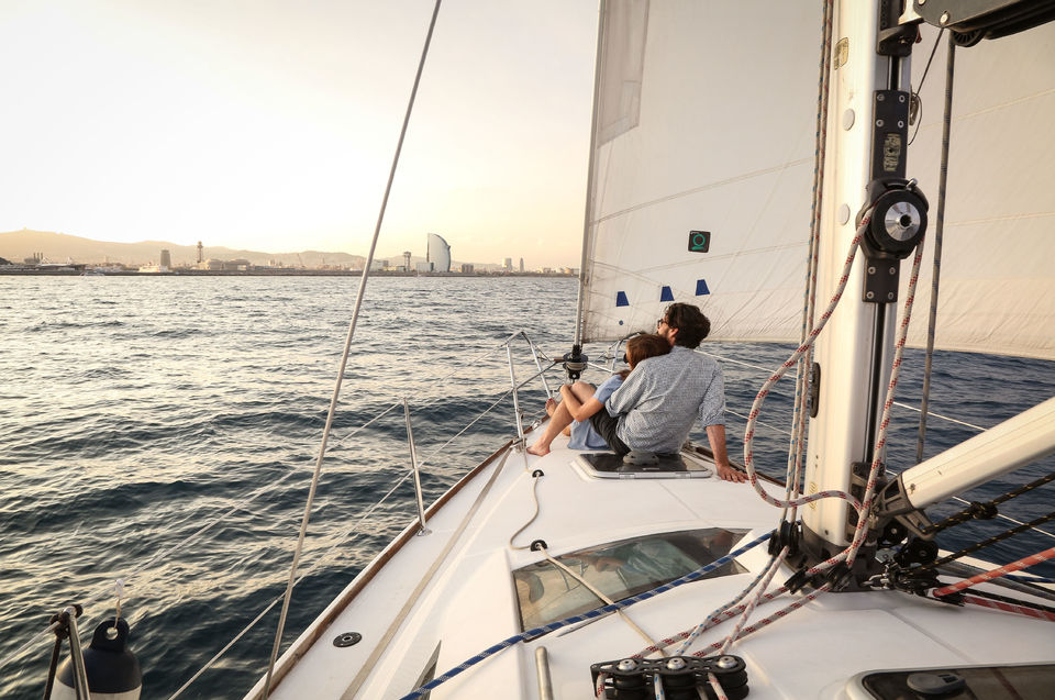 private-4-hours-sailboat-tour-in-barcelona-experitour