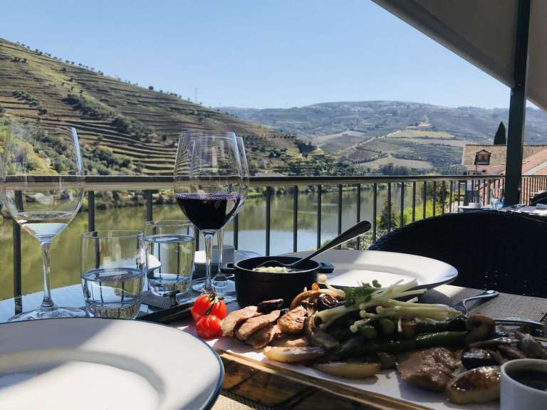 Tour No Vale Do Douro Em Veículo Clássico Com Almoço, Passeio De Barco ...