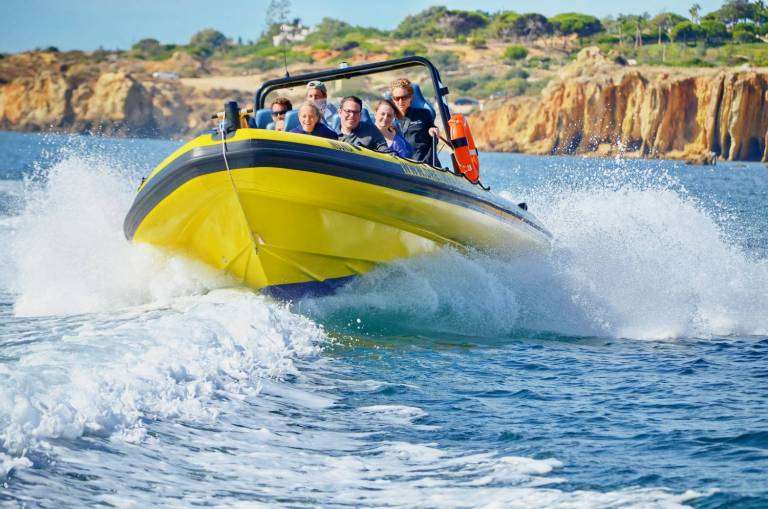 Definitivamente o barco é o melhor meio de transporte para explorar as praias!