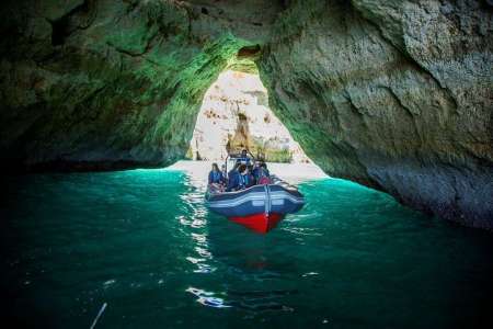 Excursión Privada En Barco A Los Delfines Y Las Cuevas De Benagil En Albufeira