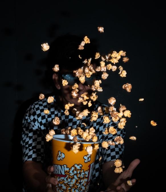 The sound and image quality of movie theaters is getting better and more immersive. Be careful so it doesn´t happen to you what happened to this poor boy. Wasting popcorn is a crime!